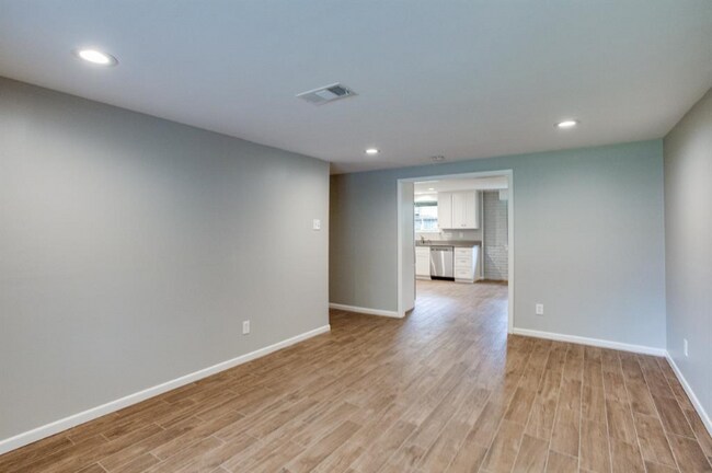 Building Photo - 8939 Altamont Dr