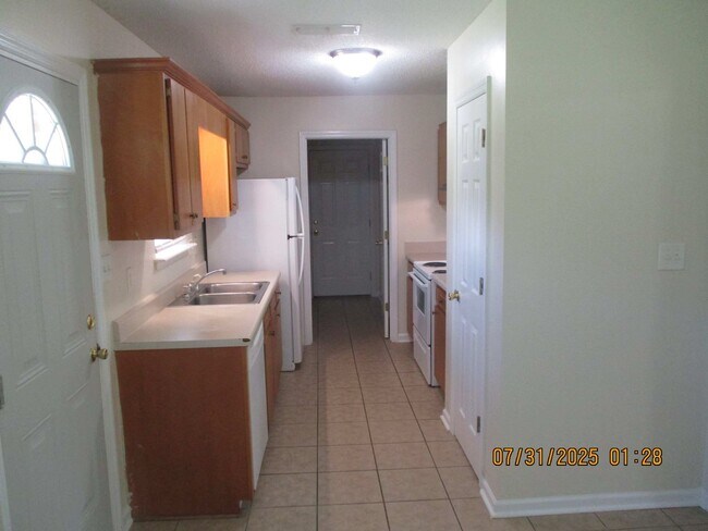 Building Photo - 723 Shamrock Dr