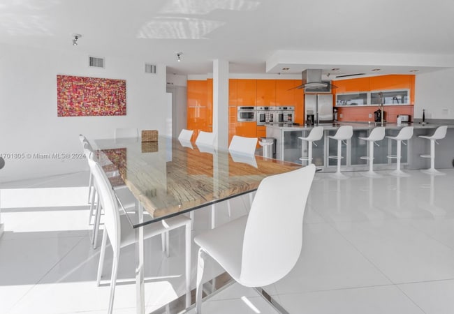 Building Photo - 7504 W Treasure Dr