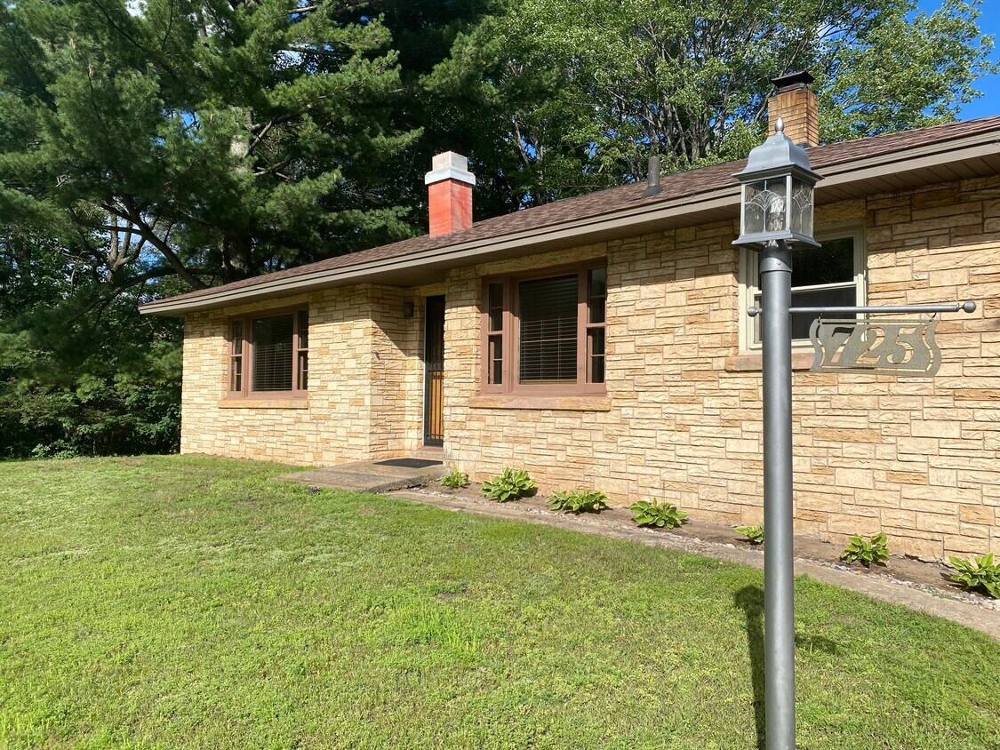 725 Altamont St, Marquette, MI 49855 House Rental in Marquette, MI