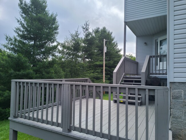 front deck - 1528 Old Oak Ln