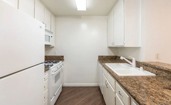 Building Photo - 1395 Kelton Ave