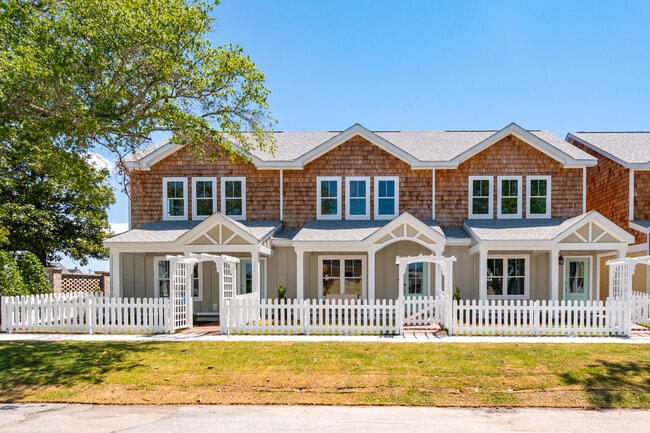 Brand new beach cottage! Public beach access at end of the street (4 min walk)! Welcome to Blue Salt Cottage! - 103 S 13th St