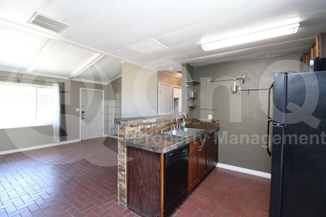Foto del edificio - 1021 E Harry St