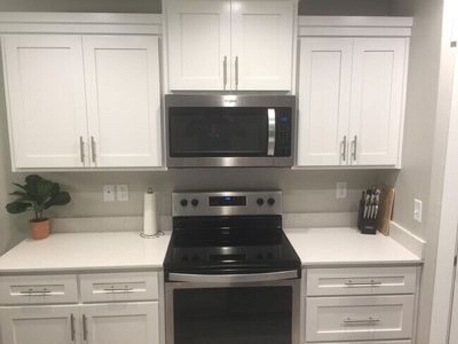 Building Photo - Three Bedroom Townhome; Bear Lake, 1,550 s...