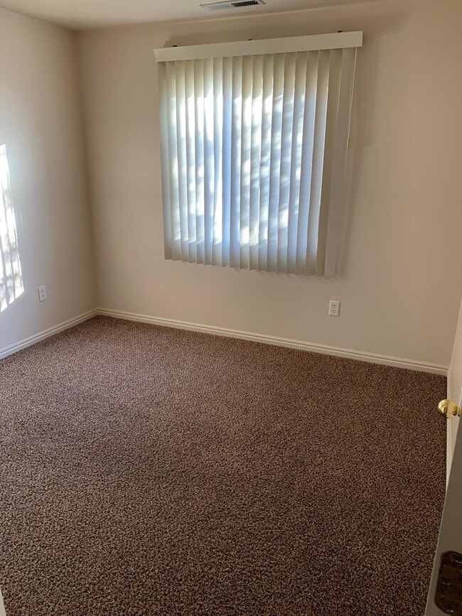 Building Photo - Perfectly located 3 Bedroom 2 Bathroom Condo!