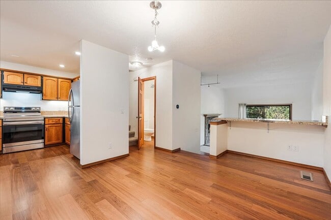 Building Photo - Lovely 3 bedroom, 2.5 bath townhouse with ...