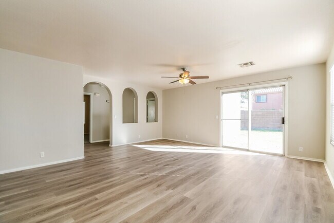 Foto del edificio - 2463 E Sheffield Ave