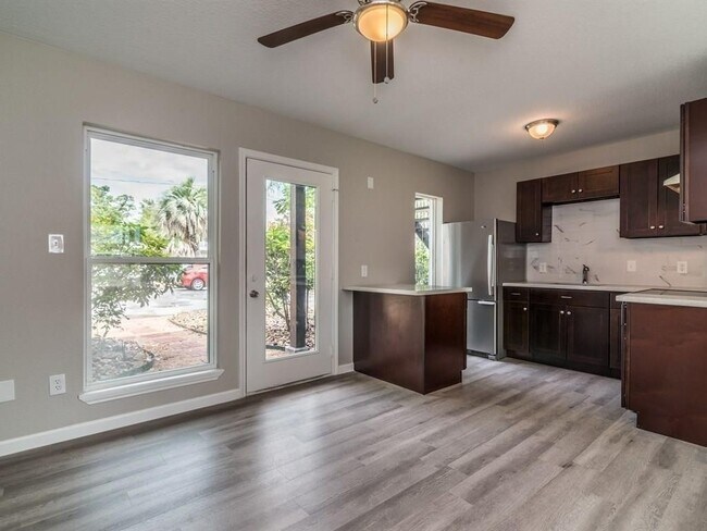 Foto del edificio - 1819 Cove Park Dr