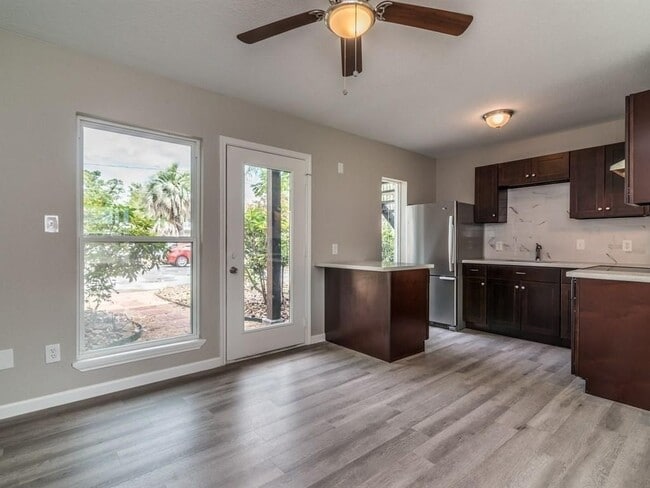 Building Photo - 1819 Cove Park Dr