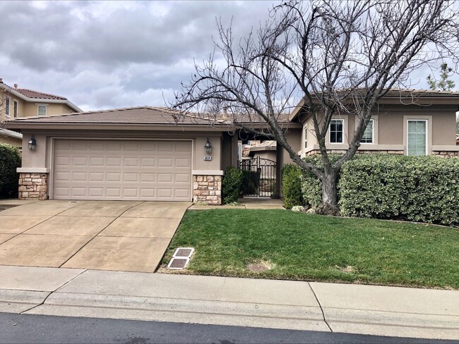 Building Photo - Beautiful single story home + Casita in El...