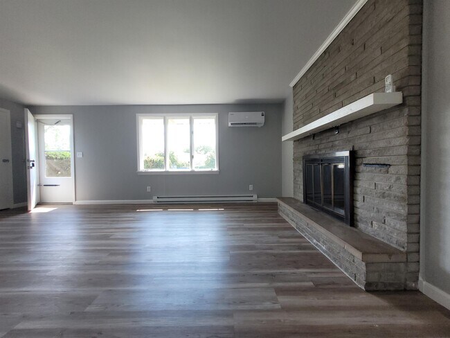 Building Photo - 1498 Edgewood Dr
