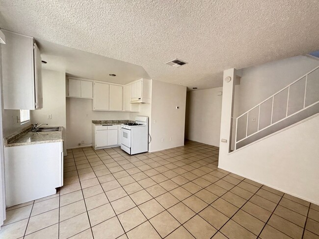 Building Photo - East Palmdale Townhouse