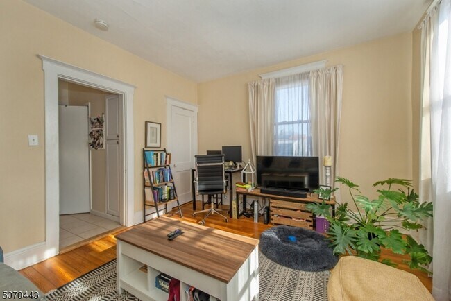 Building Photo - 68 Entwistle Ave
