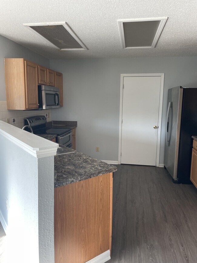 Foto del edificio - 9144 Summerfield Dr