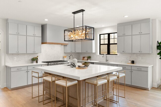 Foto del edificio - 8309 Loring Dr