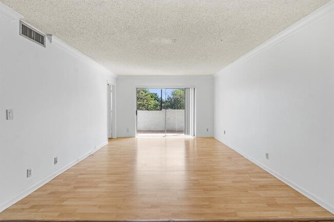 Foto del edificio - 6075 N Sabal Palm Blvd