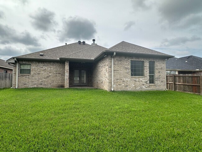 Building Photo - College Station -3 bedroom / 2 bath / 2 ca...