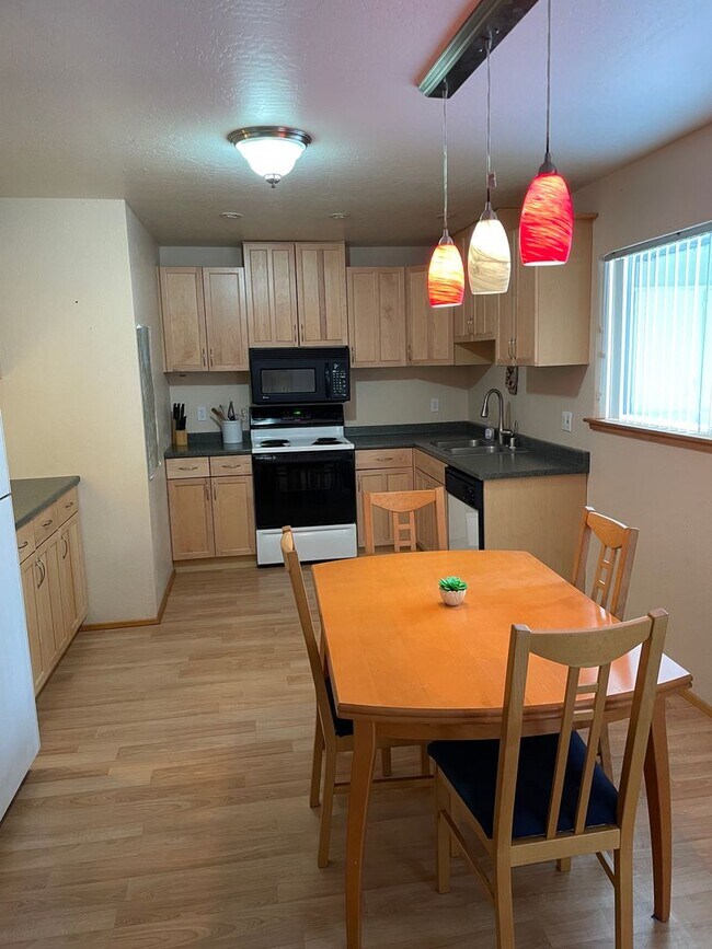 Building Photo - Upstairs Condo - 2 Bedroom, 1 Bath with Ca...