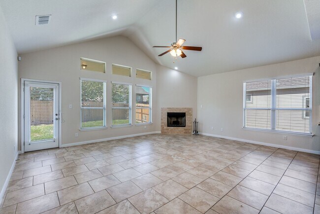 Foto del edificio - Nice 3-Bedroom 2-Bathroom Home in Highland...