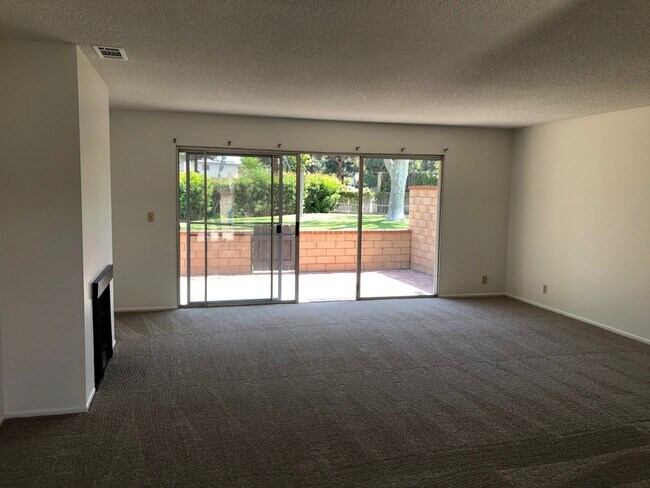 Foto del edificio - Peaceful Del Prado Townhome in Camarillo