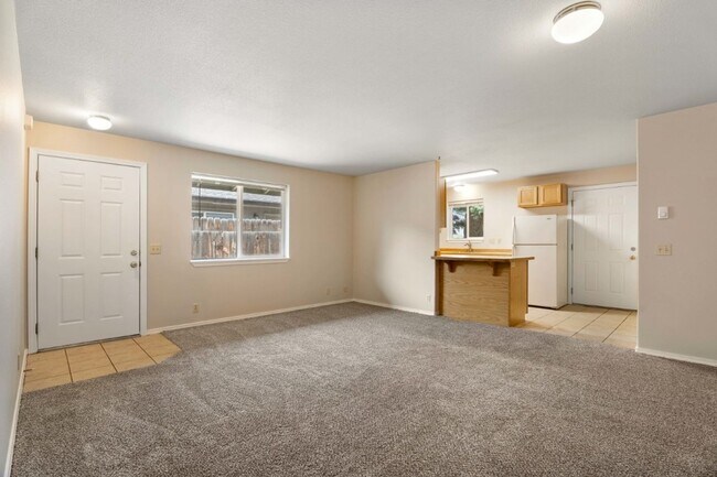 Building Photo - 443 NE Clay Ave