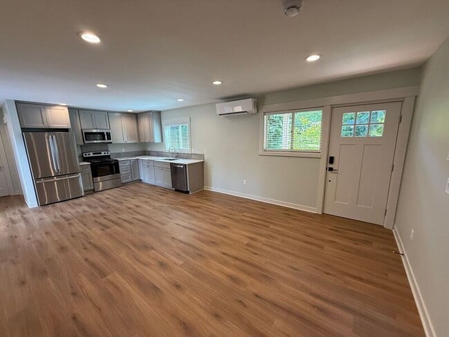 Building Photo - 805 Boxwood Ln SE