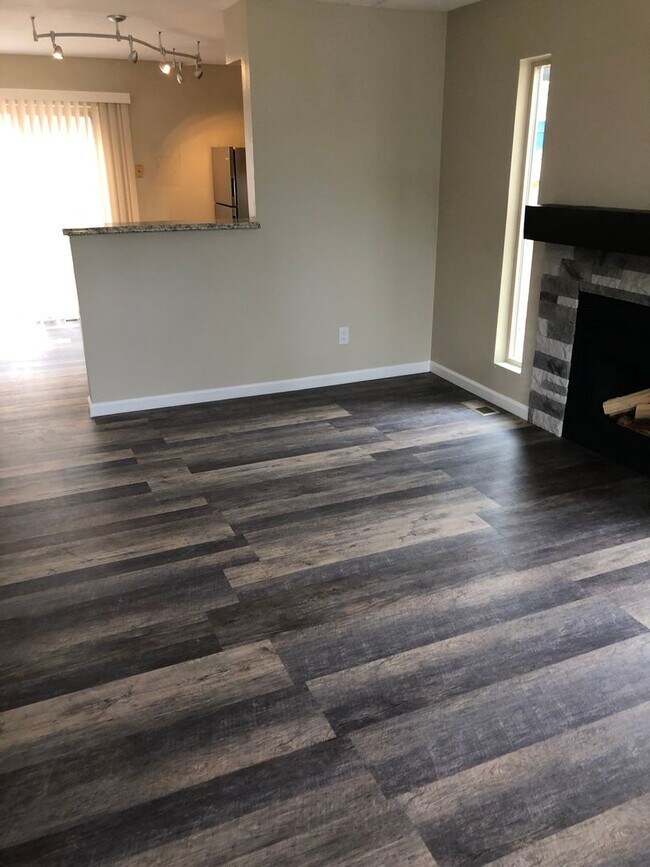 Foto del edificio - Spacious 2-Bed, 2-Bath Fourplex Unit in Prime Location!