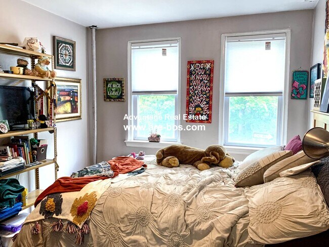 Building Photo - 2 bed 1 bath available for June 1st move i...