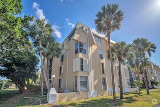 Building Photo - 940 NE 199th St