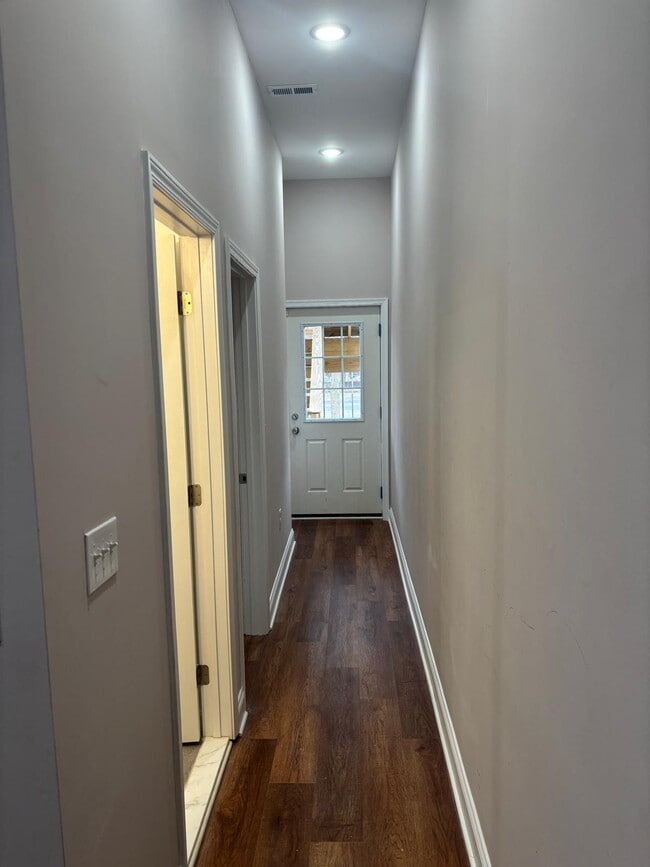 Foto del edificio - 1919 McCulloh St