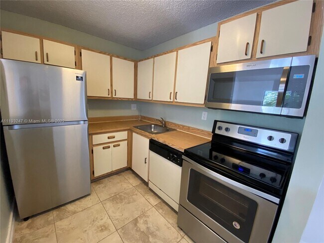 Foto del edificio - 7220 NW 179th St