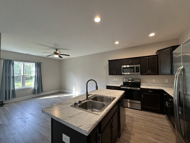 Building Photo - Beautiful 3 Bedroom, 2.5 Bath Home!