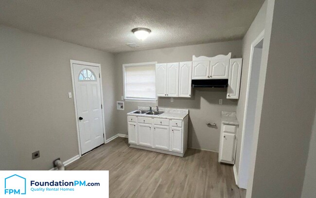 Building Photo - 418 McFarland Dr