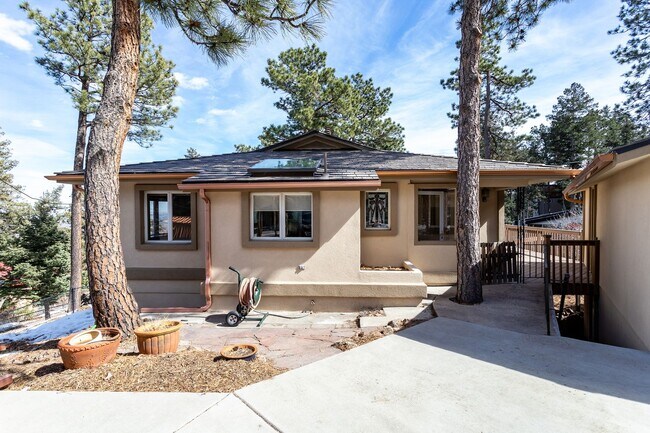 Building Photo - Charming 4-Bed, 3-Bath Ranch-Style Retreat...