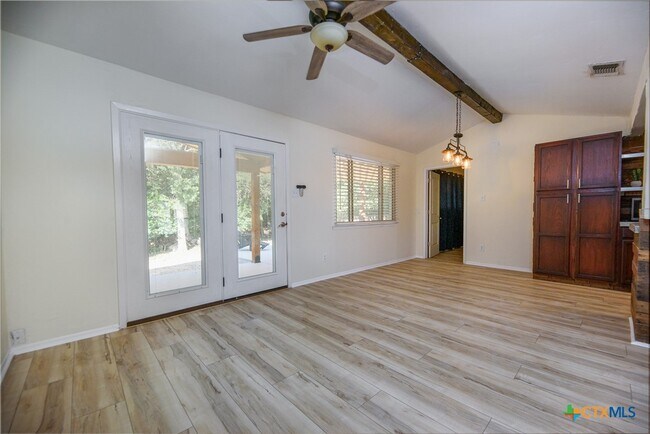 Foto del edificio - 625 Creek Dr