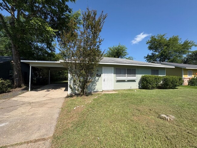 Building Photo - Great 3 bedroom/1 bath home includes gas range and refrigerator!