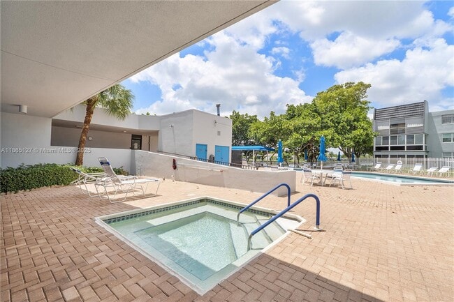 Foto del edificio - 9091 Lime Bay Blvd