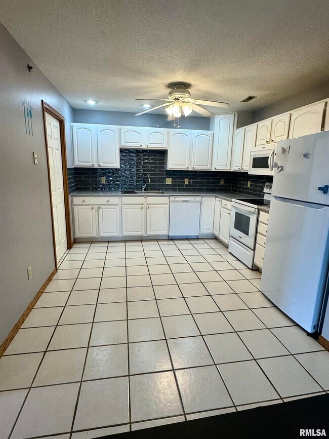 Foto del edificio - 3031 Holiday Ct