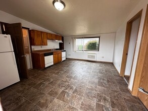 Building Photo - 1033 Main St E