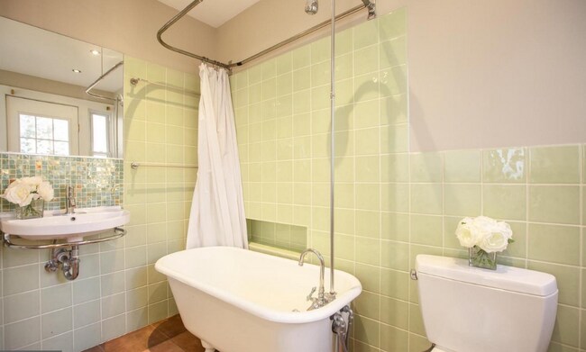 Bath 2 - 101 W 39th St