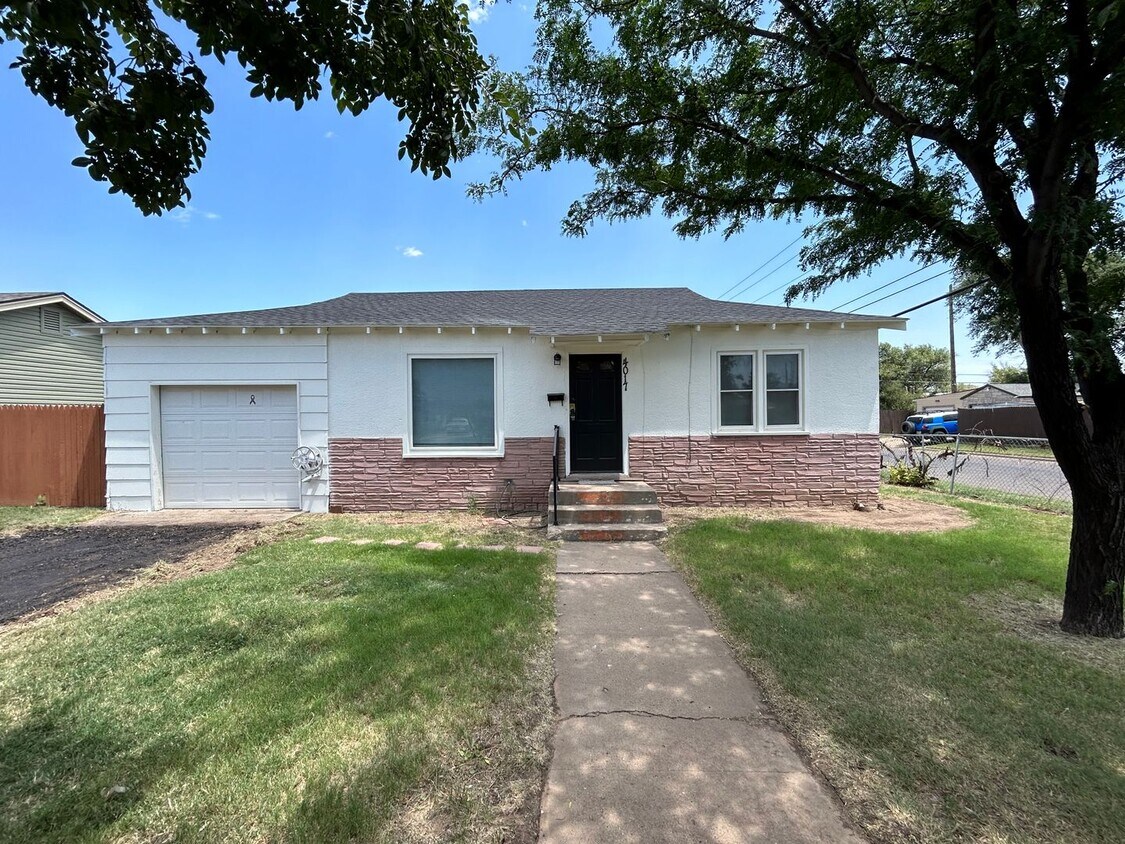 Primary Photo - Spacious 2 bedroom with a garage and big b...
