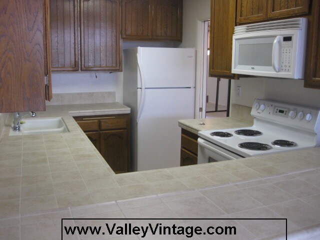 Kitchen with all appliances - 11687 Montana Ave