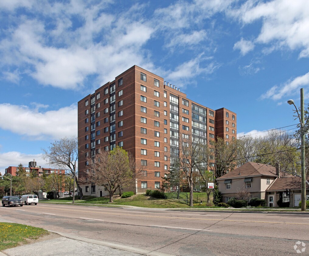Photo principale - 1665 Victoria Park Ave