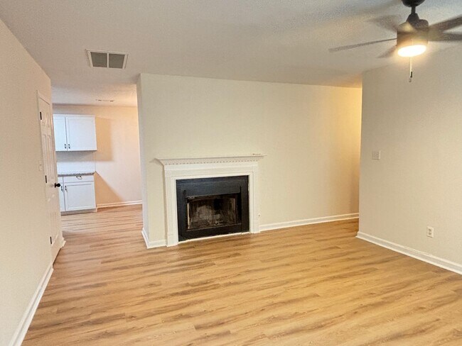 Building Photo - Cute Stepless 3 bedroom, 2 bath ranch in D...
