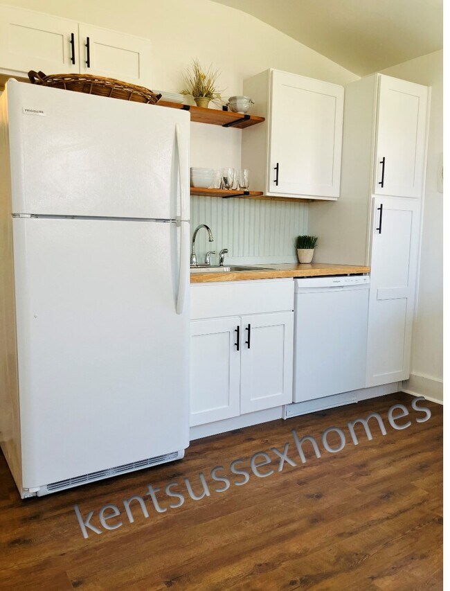 Cocina recién remodelada con gabinetes de cierre suave y encimeras de madera maciza. - 112 Mechanic Street