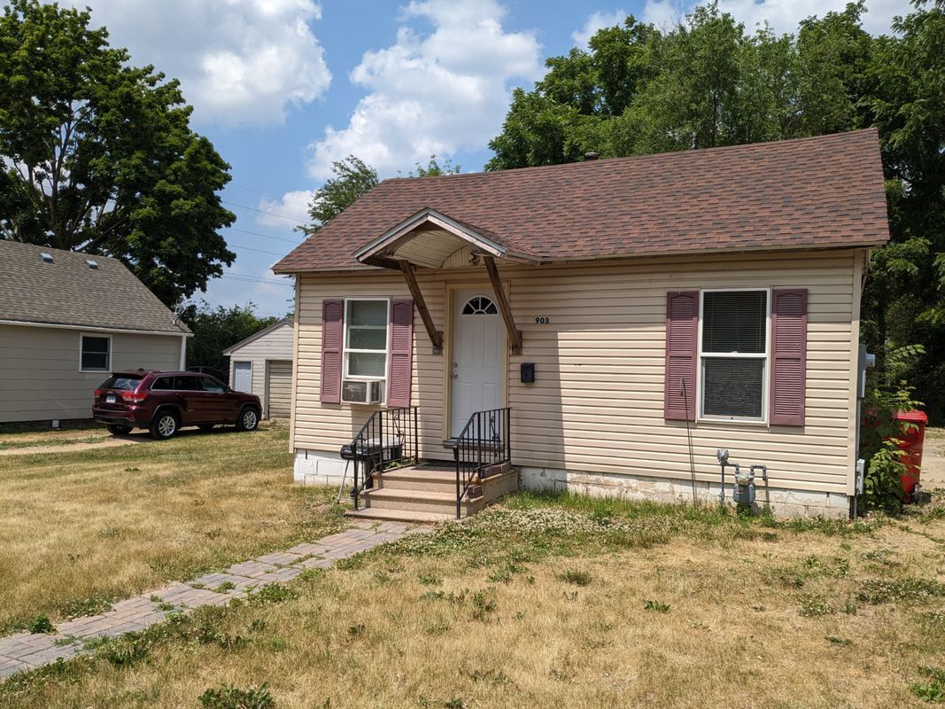 Foto principal - 903 12th Ave NE
