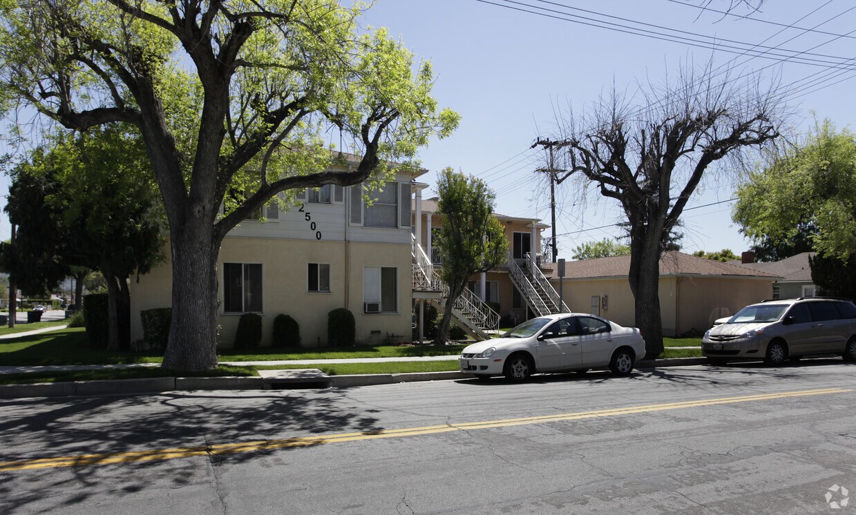 Primary Photo - 2500 W Clark Ave