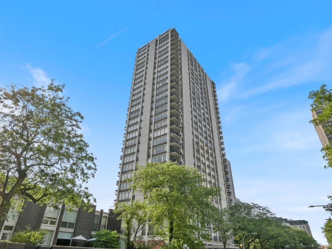 Foto principal - 1455 N Sandburg Ter