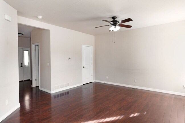 Foto del edificio - 9234 Red Fern Ln